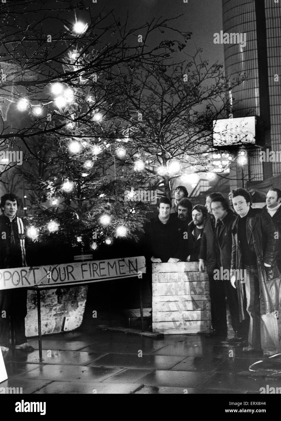 Markante Liverpool Feuerwehrleute stehen rund um ihre Kohlenbecken und Weihnachtsbaum auf Streikposten Pflicht in Canning Ort, Liverpool. Die Feuerwehr schlug, nachdem eine 30 % Lohnerhöhung von Zentralregierung und Verhandlungen abgelehnt wurde ist fehlgeschlagen. Der Streik dauerte 9 w Stockfoto