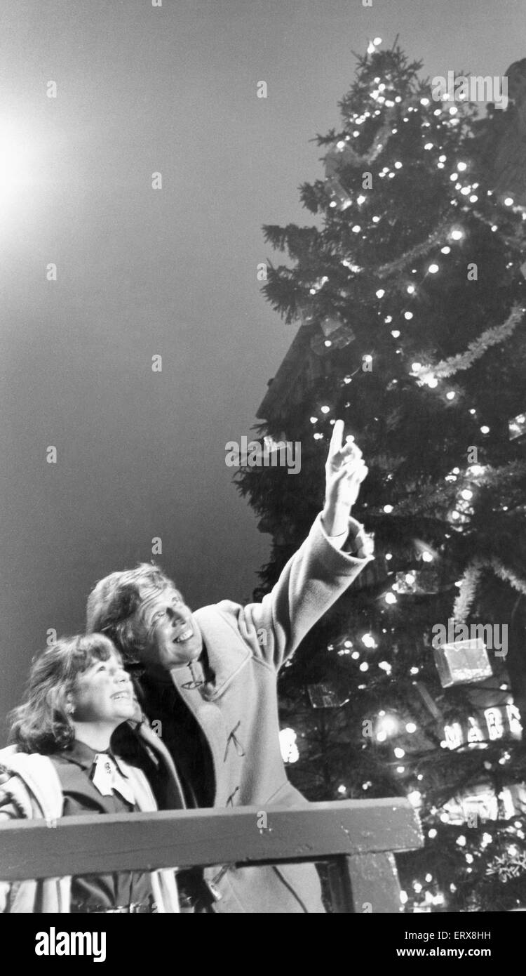 Tommy Steele Aktien die Freude von Weihnachten mit Claire Ryan von 8 Jahren von Speke, nach dem Einschalten der Lichter auf Stadtbaum Zentrum Liverpools 3. Dezember 1982 Stockfoto
