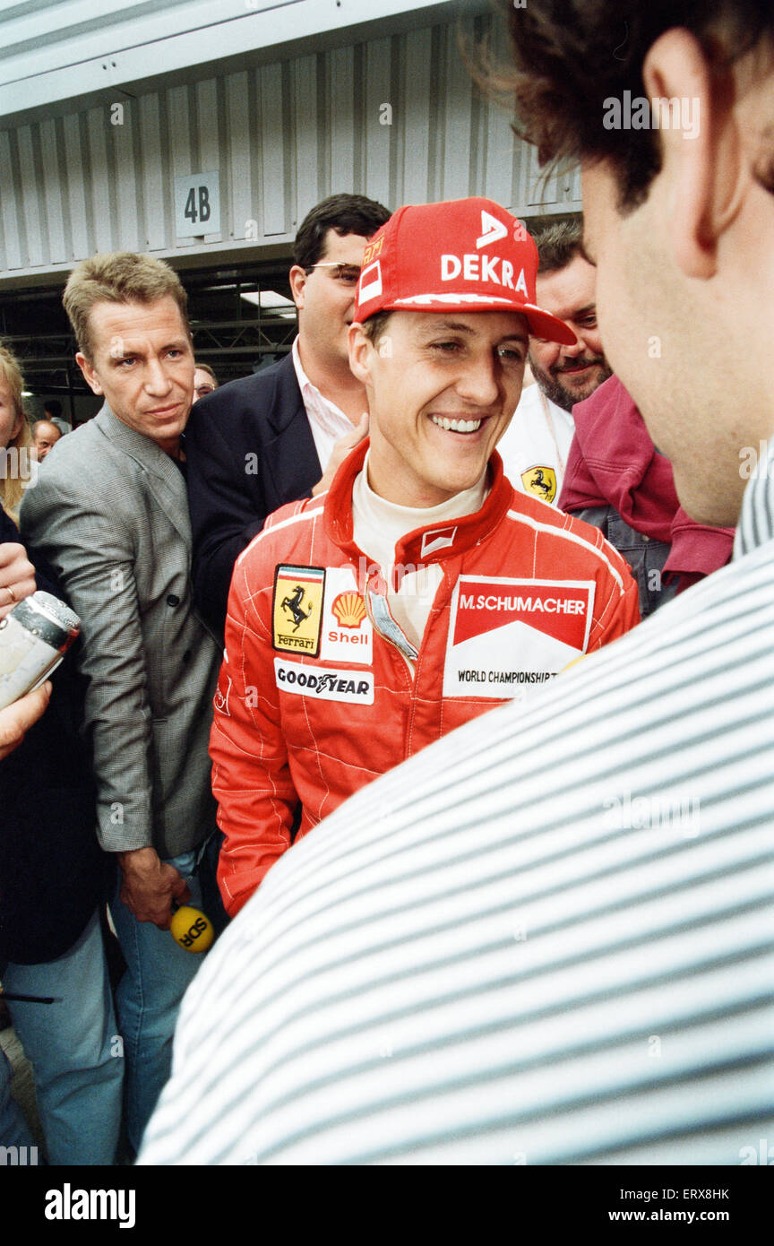 Michael Schumacher geboren 3. Januar 1969 ist ein ehemaliger deutscher Rennfahrer. Schumacher ist eine siebenfache Formel-1-Weltmeister und gilt weithin als eines der größten F1-Fahrer aller Zeiten. Er hält viele Formel-1 Fahrer Aufzeichnungen, einschließlich die meisten Meisterschaften Rennsiege schnellste Rennrunden-Positionen Pole und die meisten Rennen in einer Saison - 13 im Jahr 2004 gewann. Im Jahr 2002 wurde er der einzige Fahrer in der Formel1 Geschichte, in die Top drei in jedem Rennen der Saison zu beenden und dann auch brach der Rekord für die meisten aufeinander folgenden Podium endet. Laut der offiziellen Formel-1-Website ist er Stockfoto