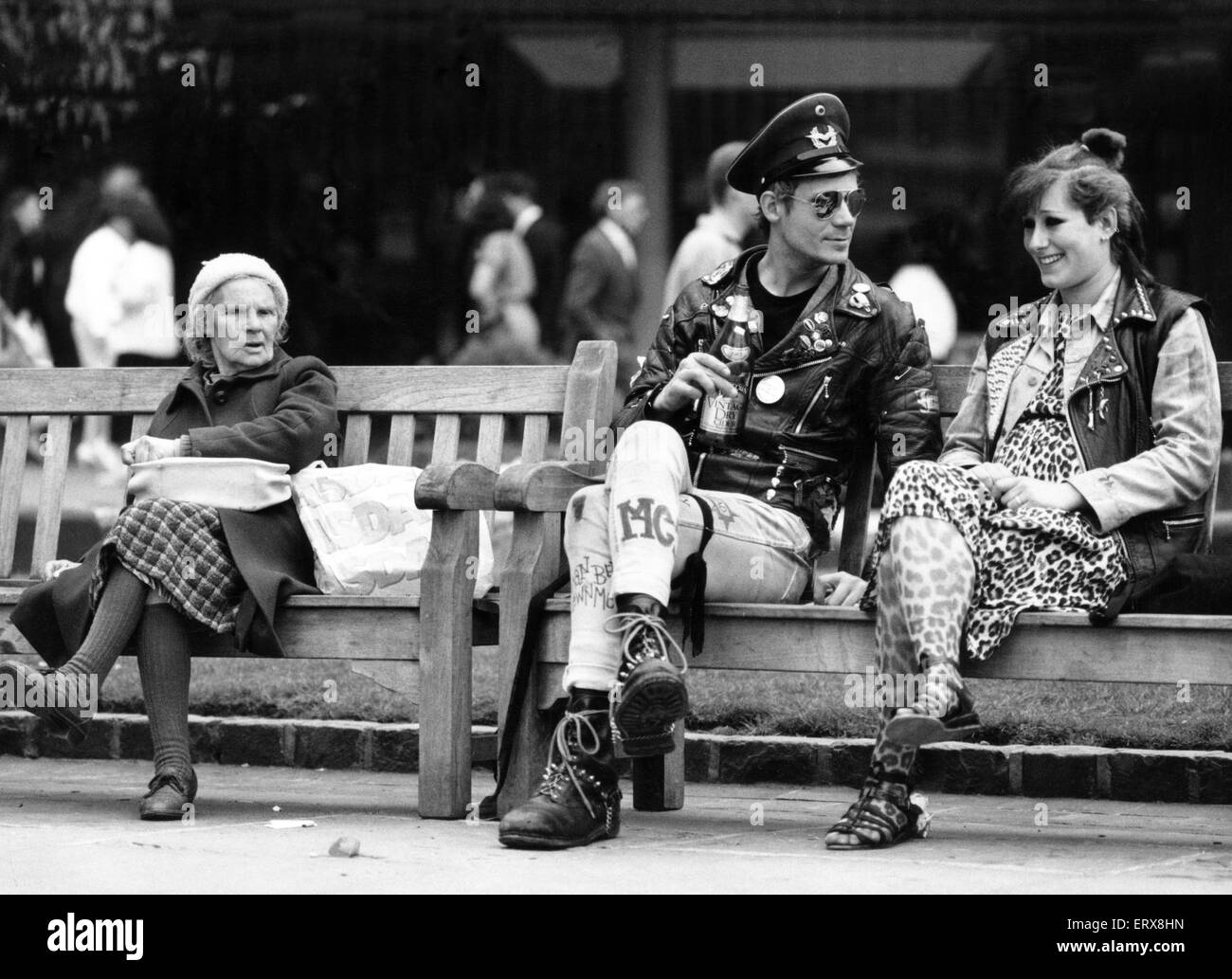 Zwei Punk-Rocker sitzen auf einer Bank in Birmingham, sitzt neben ihnen ist eine ältere Dame. 28. April 1987. Stockfoto