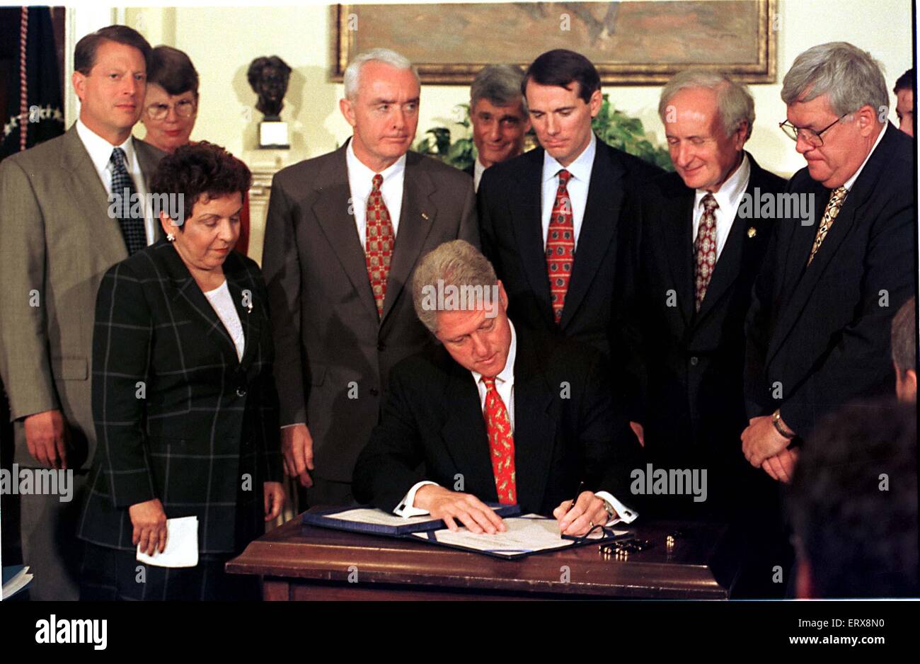 US-Präsident Bill Clinton unterzeichnet die drogenfreie Communities Act von 1997 im Weißen Haus in Washington, DC am 27. Juni 1997. Stehen hinter dem Präsidenten, von links nach rechts, US-Vizepräsident Al Gore, US Attorney General Janet Reno, US Secretary Of Health And Human Services (HHS) Donna Shalala, General Barry McCaffrey, US Finanzminister Robert Rubin, US-amerikanischer Jurist und Rob Portman (Republikanische of Ohio), US-amerikanischer Jurist und Sandy Levin (Demokrat of Michigan) und US-Vertreter Dennis Hastert (Republikaner von Illinois). Bildnachweis: Ron Sachs/CNP. -KEIN DRAHT-SERVICE Stockfoto