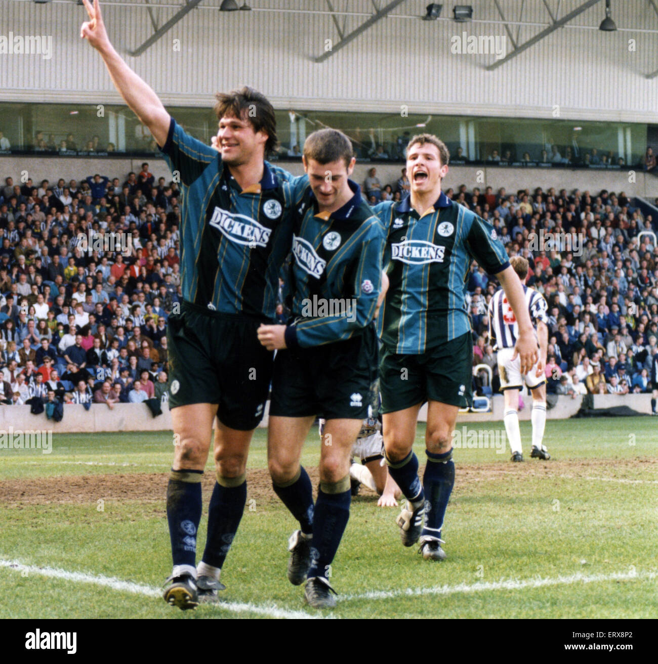 Uwe Fuchs (geb. 23. Juli 1966 in Kaiserslautern) ist ein deutscher Fußballtrainer und ehemaliger Fußballspieler. Im Bild ist Fuchs, Moore und Cox feiert ein weiteres Ziel. Endergebnis war West Bromwich Albion 1-3 Middlesbrough. 1. April 1995. Stockfoto