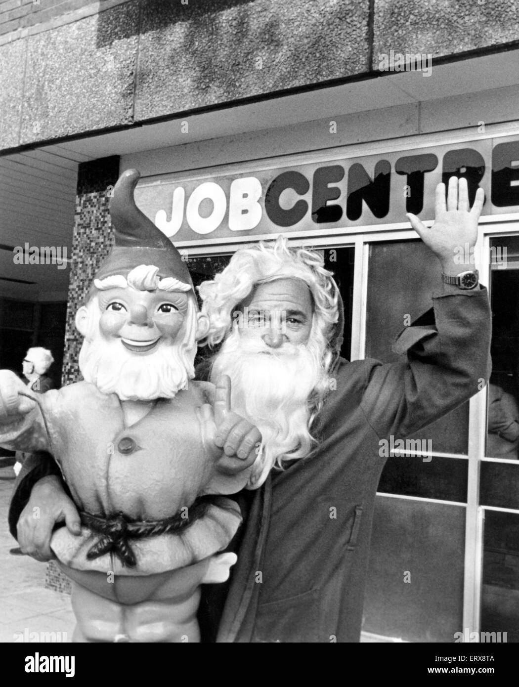 Jolly Job-Hunter, die Ken Ellis ein vorgezogenes Weihnachtsgeschenk wartete auf ihn in der Situationen freie Spalte gefunden, er wird ein Stockton Shop Santa Claus, 26. Oktober 1982. Stockfoto