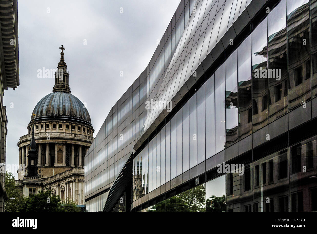 Modernes Bürogebäude aus Glas in der Watling Street mit der St Paul's Cathedral in der Ferne. London, Großbritannien. Stockfoto