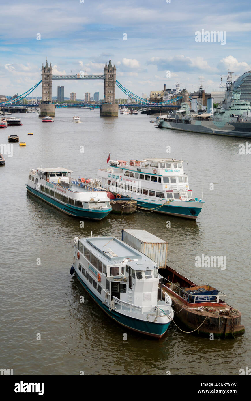 Boote auf der Themse mit Tower Bridge im Hintergrund, London, UK. Stockfoto