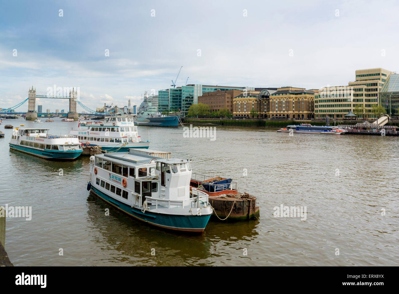 Boote auf der Themse mit Tower Bridge im Hintergrund, London, UK. Stockfoto