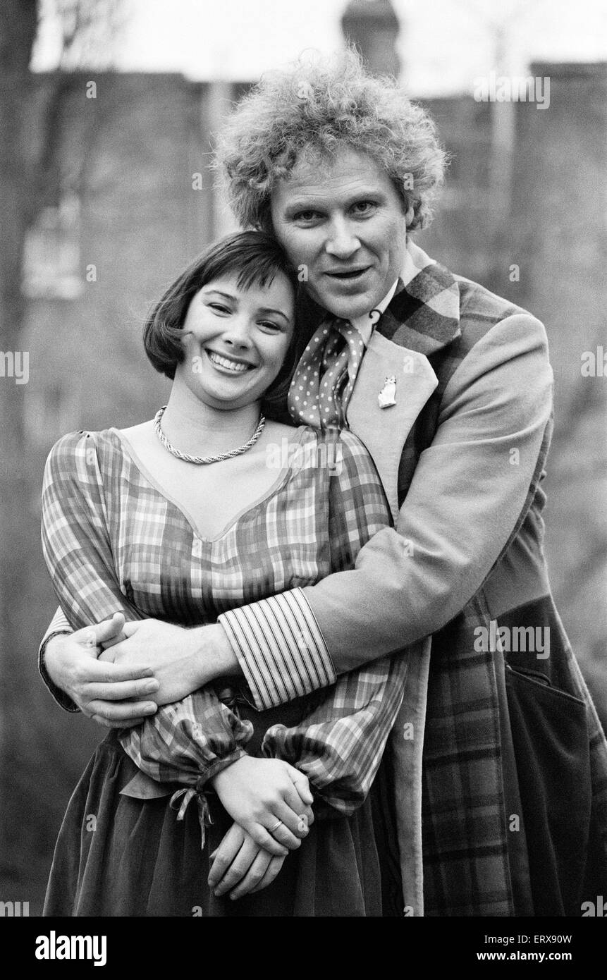 Colin Baker, neuen Doctor Who, den 6., mit der Schauspielerin Nicola Bryant, die Assistentin - 25. - Peri spielen wird, Fototermin, Donnerstag, 15. März 1984. Stockfoto