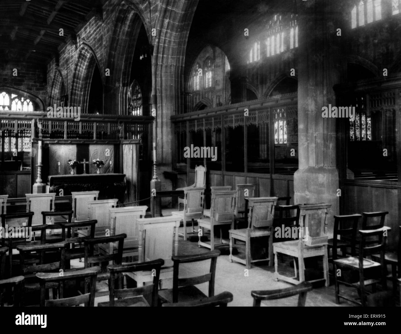 Eine Innenansicht von St. Michaels-Kathedrale ca. 1936, vor der Coventry Blitz des 14. November 1940. Diese Kathedrale ist heute eine Ruine, die neue Coventry Kathedrale, entworfen von Sir Basil Spence, befindet sich neben der alten Kathedrale. St. Michael wurde zwischen der späten 14. und frühen 15. Jahrhundert errichtet. Ca. 1936. Stockfoto