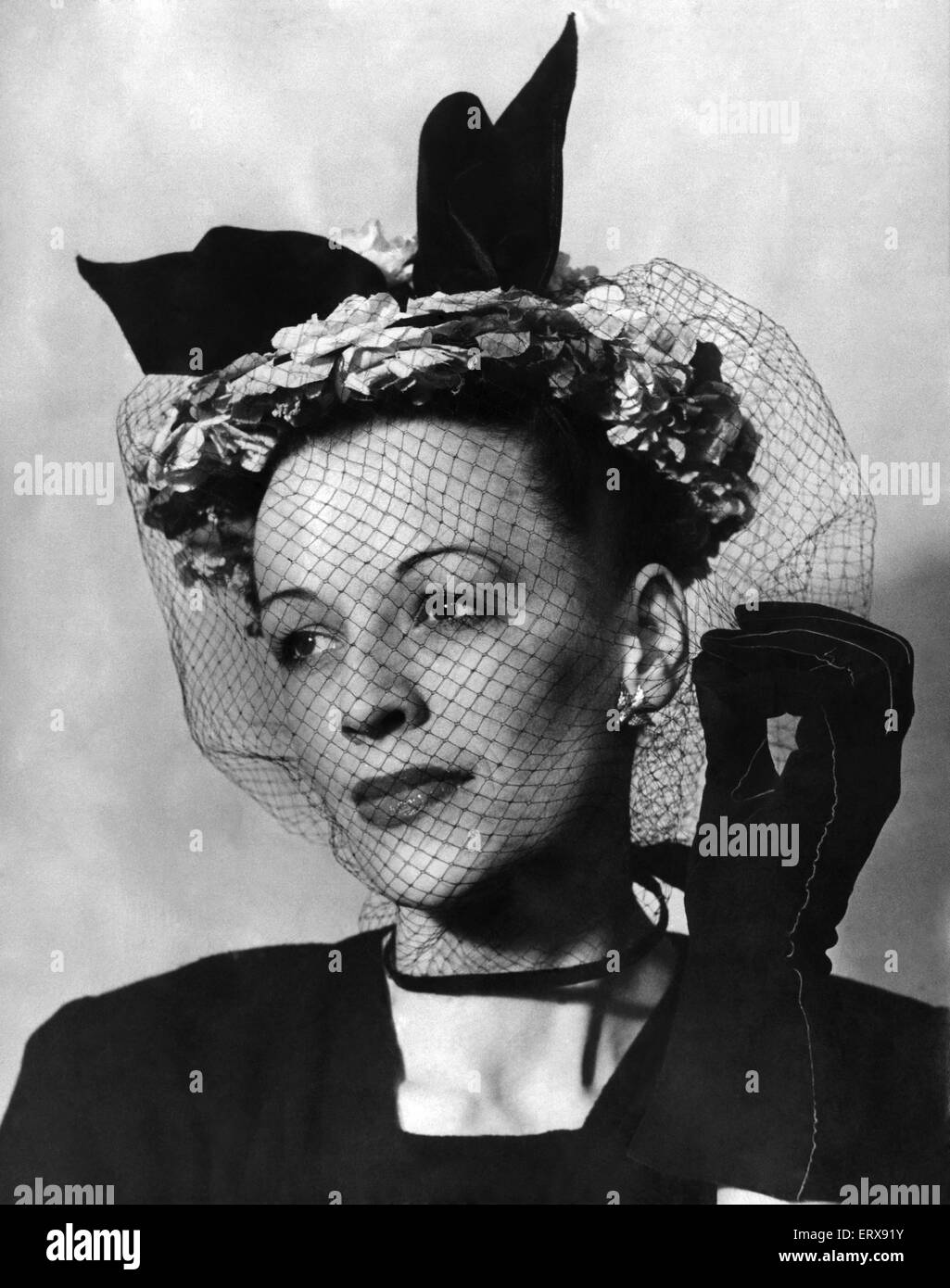 Kopfbedeckungen Kleidung Frauen: Ein weiterer Winkel von der Periode Segler massierten Alexander Rosen, entworfen von Aage Thaarup von London, am Hut Modenschau eine Feder auf Messers Fenwick¿von Newcastle-upon-Tyne. 25. März 1947 Stockfoto