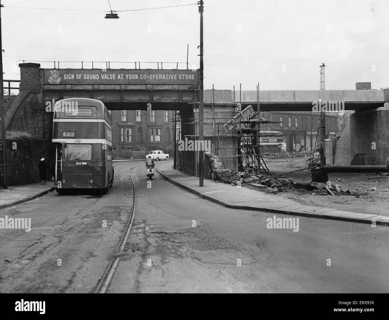 Arbeit ist kurz vor der Fertigstellung auf der Eisenbahnbrücke überspannt Walton Lane, Liverpool in der Nähe der Walton und Anfield Road Station. Ca. 1960 Stockfoto