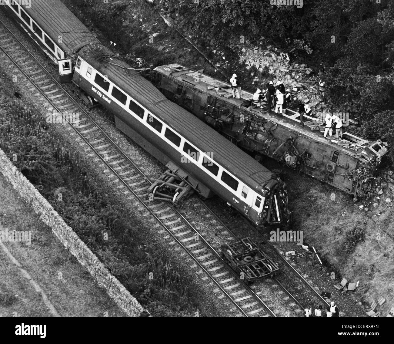 Polmont Zugunglück: auf Montag, 30. Juli 1984 ein westwärts Schnellzug der 17:30 von Edinburgh Waverley, Glasgow Queen Street Service.  Nach dem passieren der Kreuzung für Stirling des Lokführers John Tennant entdeckt eine Kuh auf der Linie beim Schneiden auf dem Ansatz zu Falkirk High Station und angewendet die Notbremse. Der Zug konnte nicht rechtzeitig schlagen die Erwachsenen Ayrshire Kuh beendet werden. Die Auswirkungen verursacht den ganzen Zug entgleisen. Die Verluste waren vor allem in den zwei führenden Wagen und die meisten Todesfälle wurden durch Passagiere, durch Windows ausgeworfen oder von anderen Personen oder Gegenständen getroffen Stockfoto