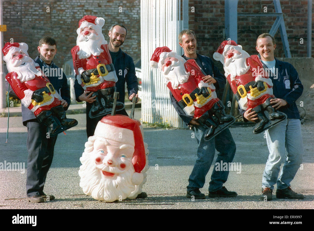 Mitarbeiter an der Kent Street Depot sind damit beschäftigt, die letzte Vorbereitungen für das Weihnachtslicht in Liverpool City Centre anzuzeigen. Die Santa-Kader, die Vorbereitung der Schalter sind die Lichter, Lefy nach rechts, Jimmy Rooney, Harry Higgings, Carl Evans und Martin Parr Stockfoto