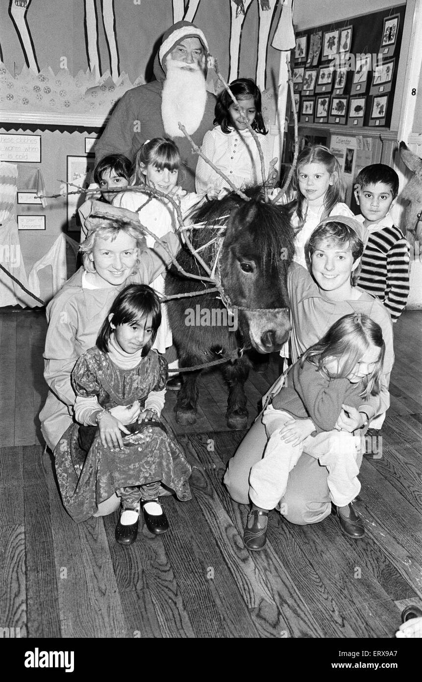 Birkby Kleinkinder und Kindergarten Weihnachtsmann besuchen, komplett mit Pony gekleidet wie ein Rentier mit Niederlassungen auf den Kopf. 18. Dezember 1985. Stockfoto