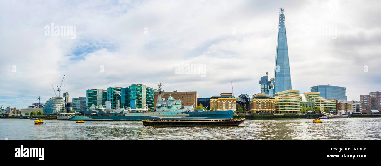Der Shard, HMS Belfast, City Hall und ordentlich Themse Lastkahn auf Themse, London, UK. Stockfoto