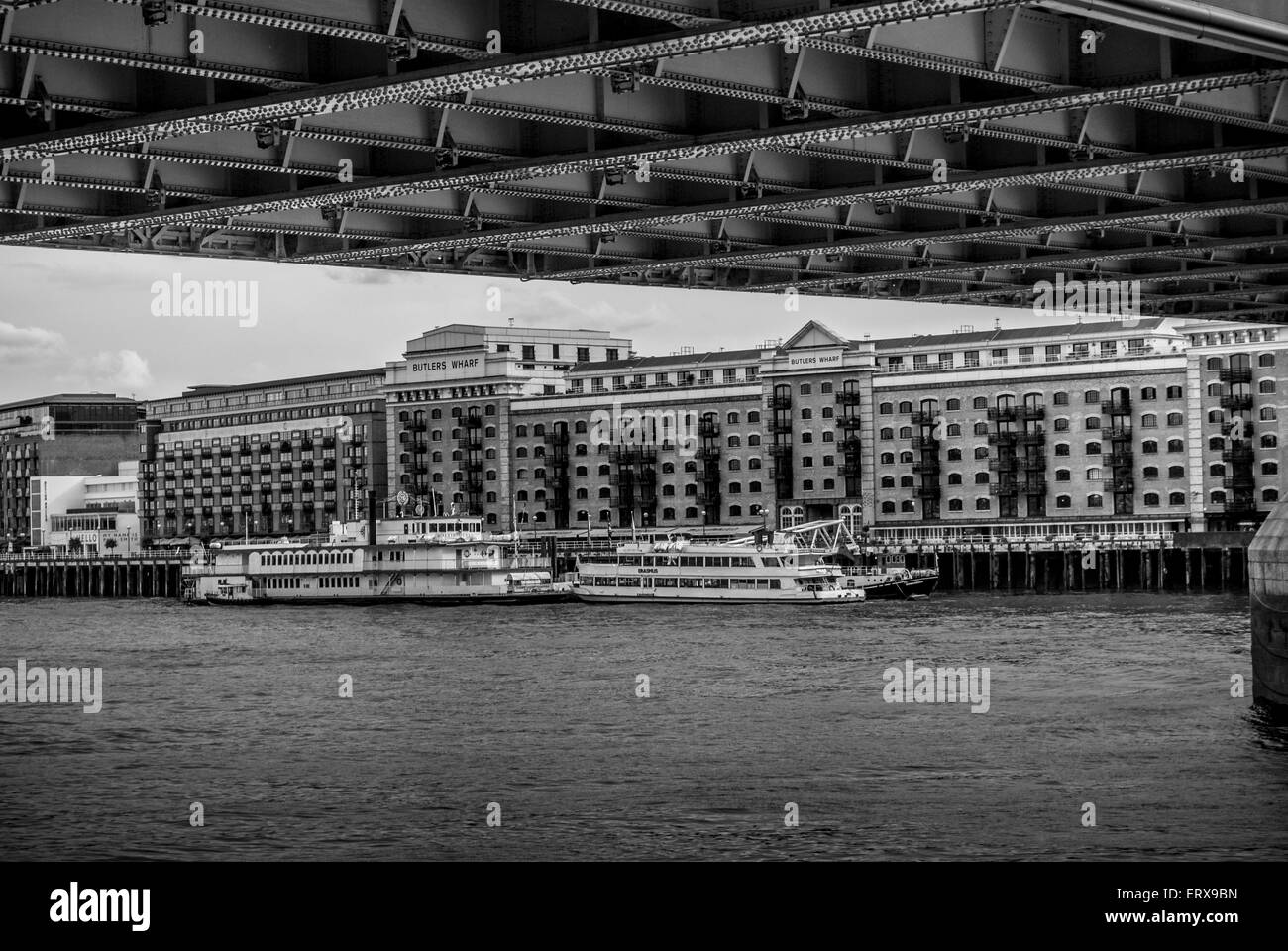 Butlers Wharf Tower Bridge, London, UK durchschaut. Stockfoto