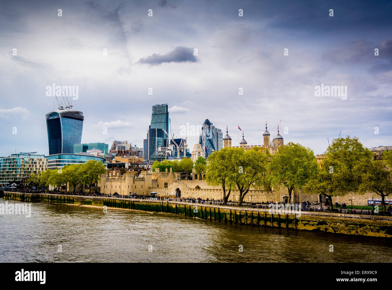 Der Tower of London mit der Gurke und The Walkie Talkie im Hintergrund. Stockfoto