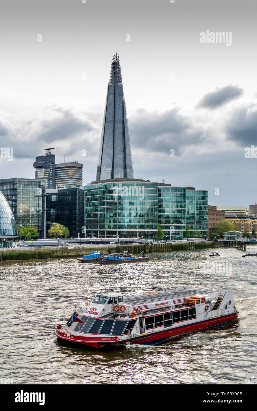 Die Scherbe mit City Cruises Boot auf der Themse, London, UK. Stockfoto