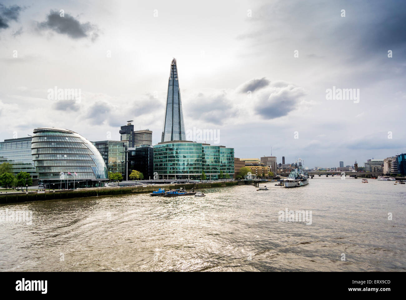 City Hall, The Shard, HMS Belfast und London Bridge an der Themse, London, Großbritannien. Stockfoto