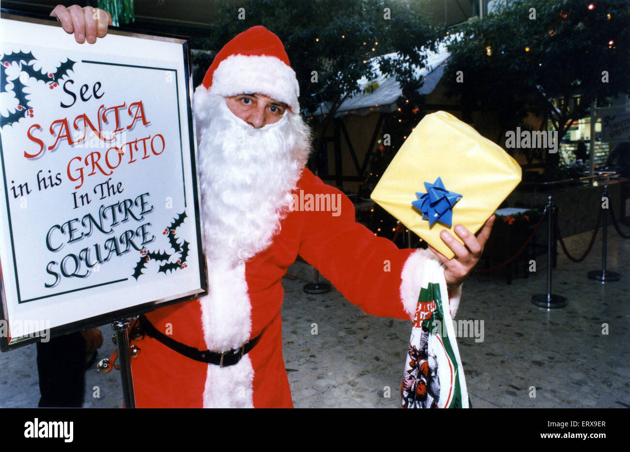 Santa außerhalb seiner Grotte an der Hill Street Shopping Centre, Middlesbrough. 18. November 1993 Stockfoto