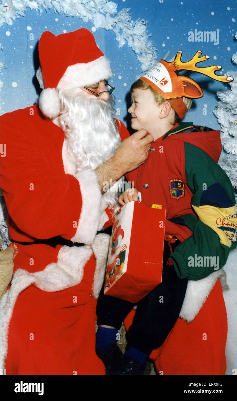 Weihnachtsmann und fünf Jahre alten Kenneth Andrew Dickons von Middlesbrough Proben die Magie von Weihnachten am Knie des Weihnachtsmanns, Hill Street Shopping Centre, 14. Dezember 1994. Stockfoto