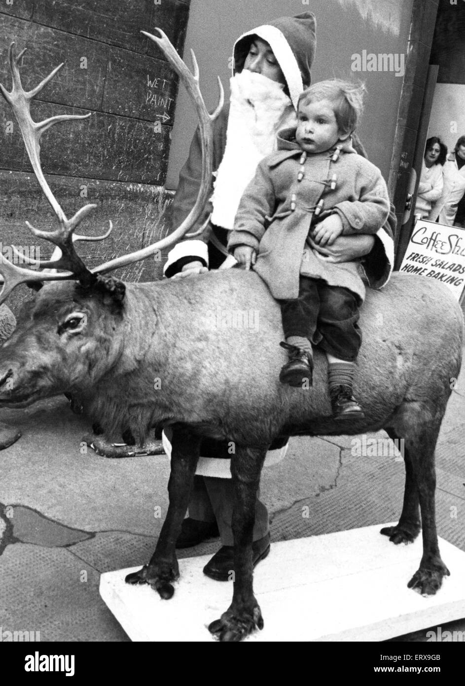 Billy Cadell trafen sich Santa und Rudolph das Rentier in Market Street, Edinburgh. Santa und Rudolph waren auf dem Weg nach Edinburgh Fruit Market Gallery das Rentier in einem Scottish Arts Council Ausstellung über Weihnachtsbräuche unten aufgenommen wird die Stockfoto