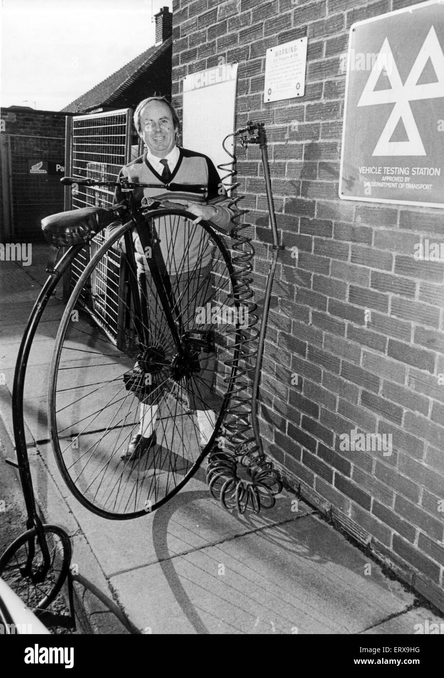 Verkäufer, John Whitfield, im Bild mit seinem 19. Jahrhundert Penny Farthing Zyklus, zu verkaufen, zum Preis von £500 ist. 13. November 1985. Mit dem Fahrrad. Stockfoto