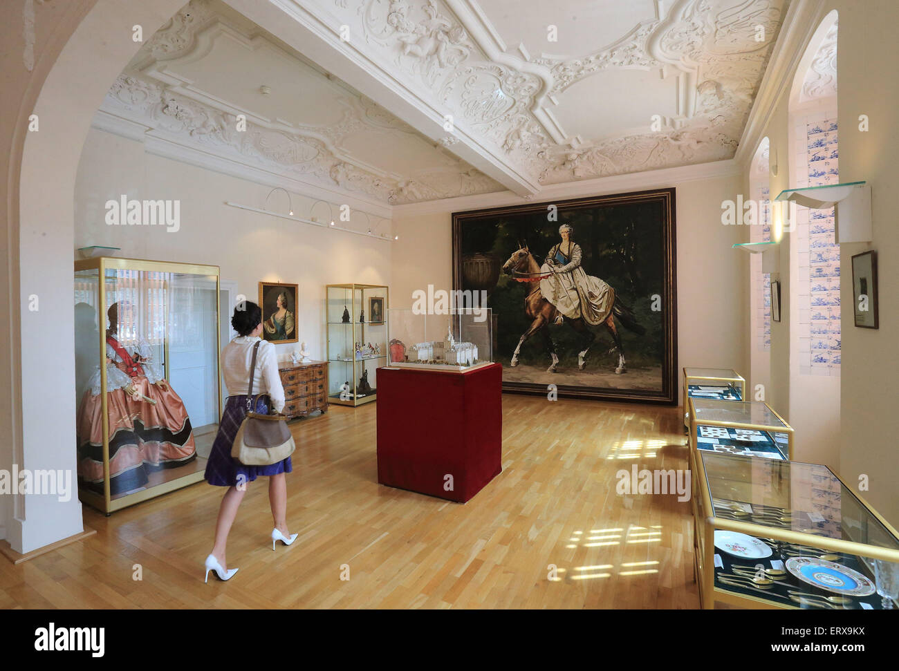 Zerbst, Deutschland. 9. Juni 2015. Ein Blick auf die Catherine Sammlung in Zerbst, Deutschland, 9. Juni 2015. Die russische Zarin Katharina die große (1729-1796) wird zum ersten Mal bei einem Prinzessin-Festival in der Stadt gedacht wird. Das Festival wird am 11. Juli 2015 stattfinden. Die Kaiserin Catherine II lebten als Prinzessin Sophie Auguste Friederike von Anhalt-Zerbst in Zerbst-Palast aus dem Jahr 1742 zu Anfang 1744. Foto: JENS WOLF/Dpa/Alamy Live News Stockfoto