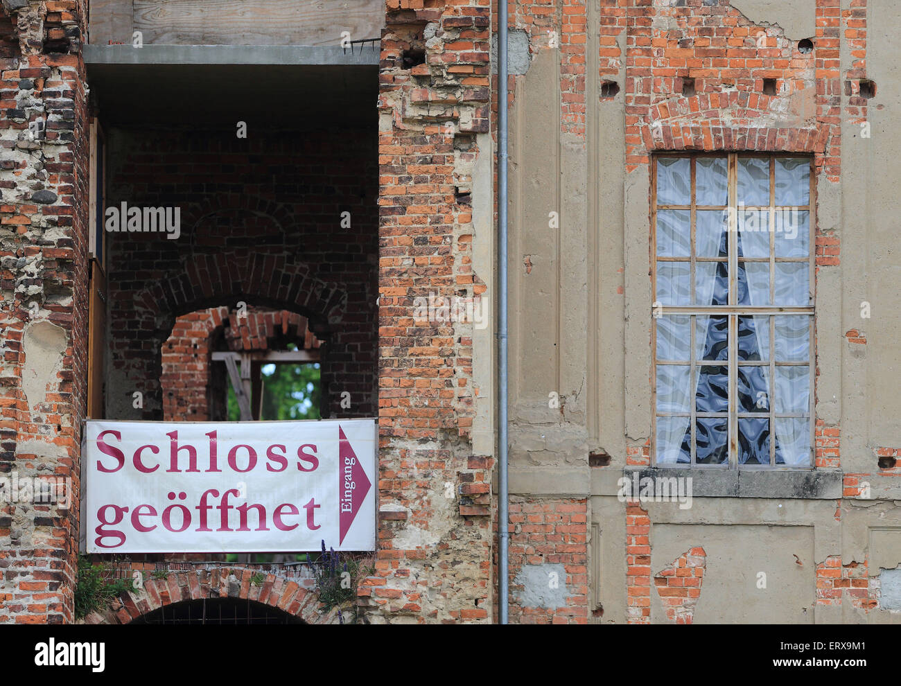 Zerbst, Deutschland. 9. Juni 2015. "Palace Open" ist auf den Ruinen des östlichen Flügels der ehemaligen königlichen Residenz in Zerbst, Deutschland, 9. Juni 2015 ersichtlich. Die spätere Kaiserin Catherine II lebten als Prinzessin Sophie Auguste Friederike von Anhalt-Zerbst in den Palast, erbaut im Jahre 1681. Die russische Zarin Katharina die große (1729-1796) wird zum ersten Mal bei einem Prinzessin-Festival in der Stadt gedacht wird. Das Festival wird am 11. Juli 2015 stattfinden. Foto: JENS WOLF/Dpa/Alamy Live News Stockfoto