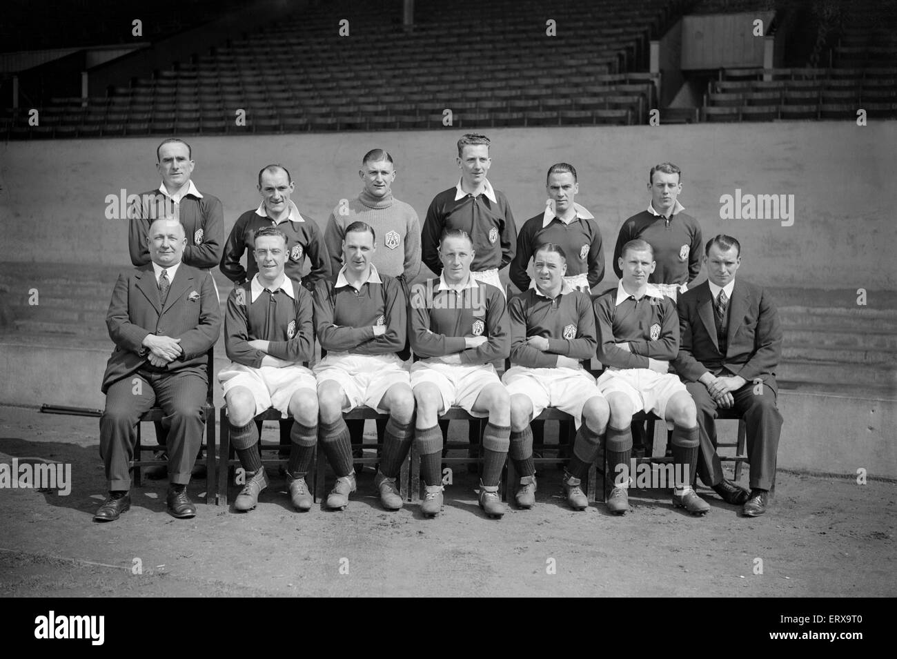 Arsenal-Fußball-Nationalmannschaft posieren für ein Gruppenfoto zusammen mit Manager Herbert Chapman (untere Reihe von links). 13. April 1932. Stockfoto