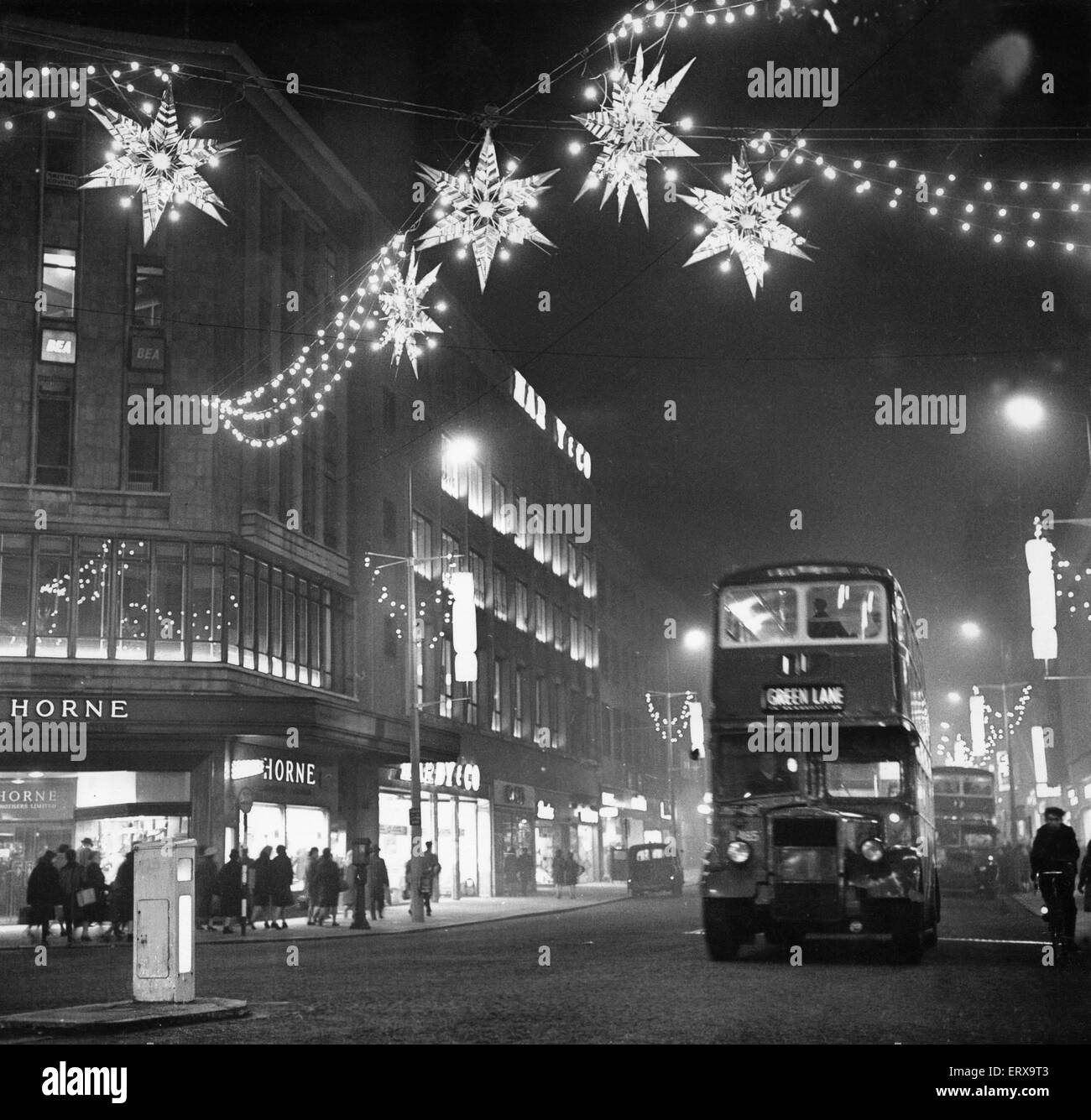 Weihnachtsbeleuchtung von schimmernden Sternen hängen über Lord Street in der Nähe der Ecke von Whitechapel, Liverpool. 25. November 1962 Stockfoto