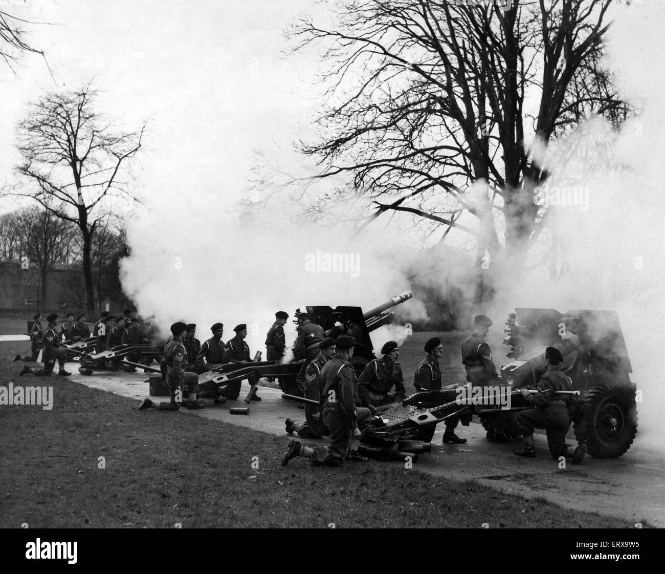 Ein Royal Salute 21 Guns wird von 281 Glamorgan Yeomanry Field Regiment, R. A. (T. A.), in den Schlosspark, Cardiff, Wales, 20. Februar 1960 ausgelöst. Stockfoto