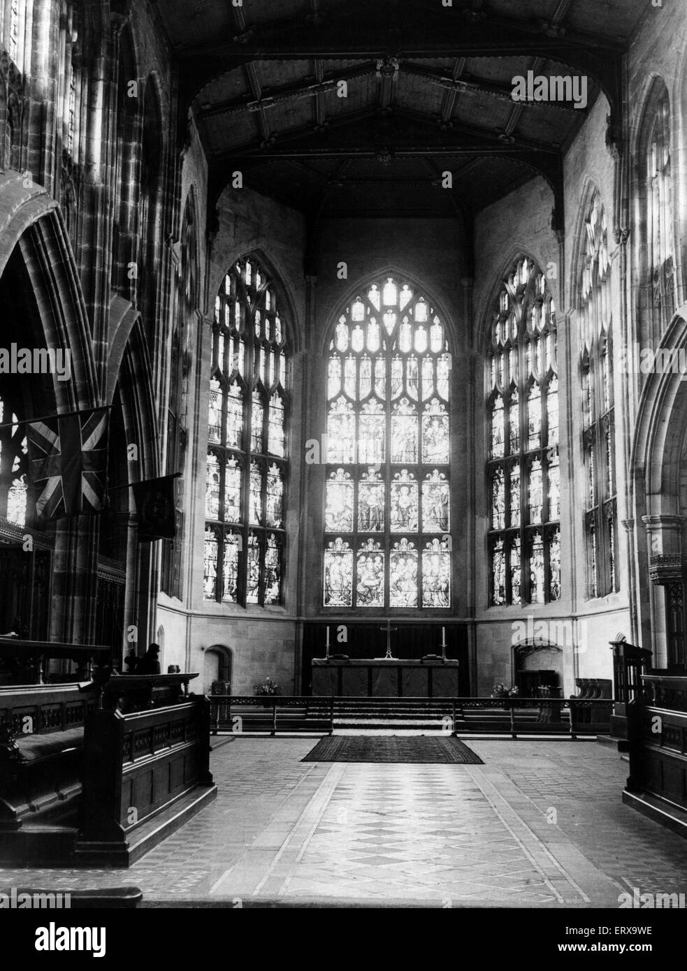 Eine Innenansicht von St. Michaels-Kathedrale ca. 1936, vor der Coventry Blitz des 14. November 1940. Diese Kathedrale ist heute eine Ruine, die neue Coventry Kathedrale, entworfen von Sir Basil Spence, befindet sich neben der alten Kathedrale. St. Michael wurde zwischen der späten 14. und frühen 15. Jahrhundert errichtet. Ca. 1936 Stockfoto