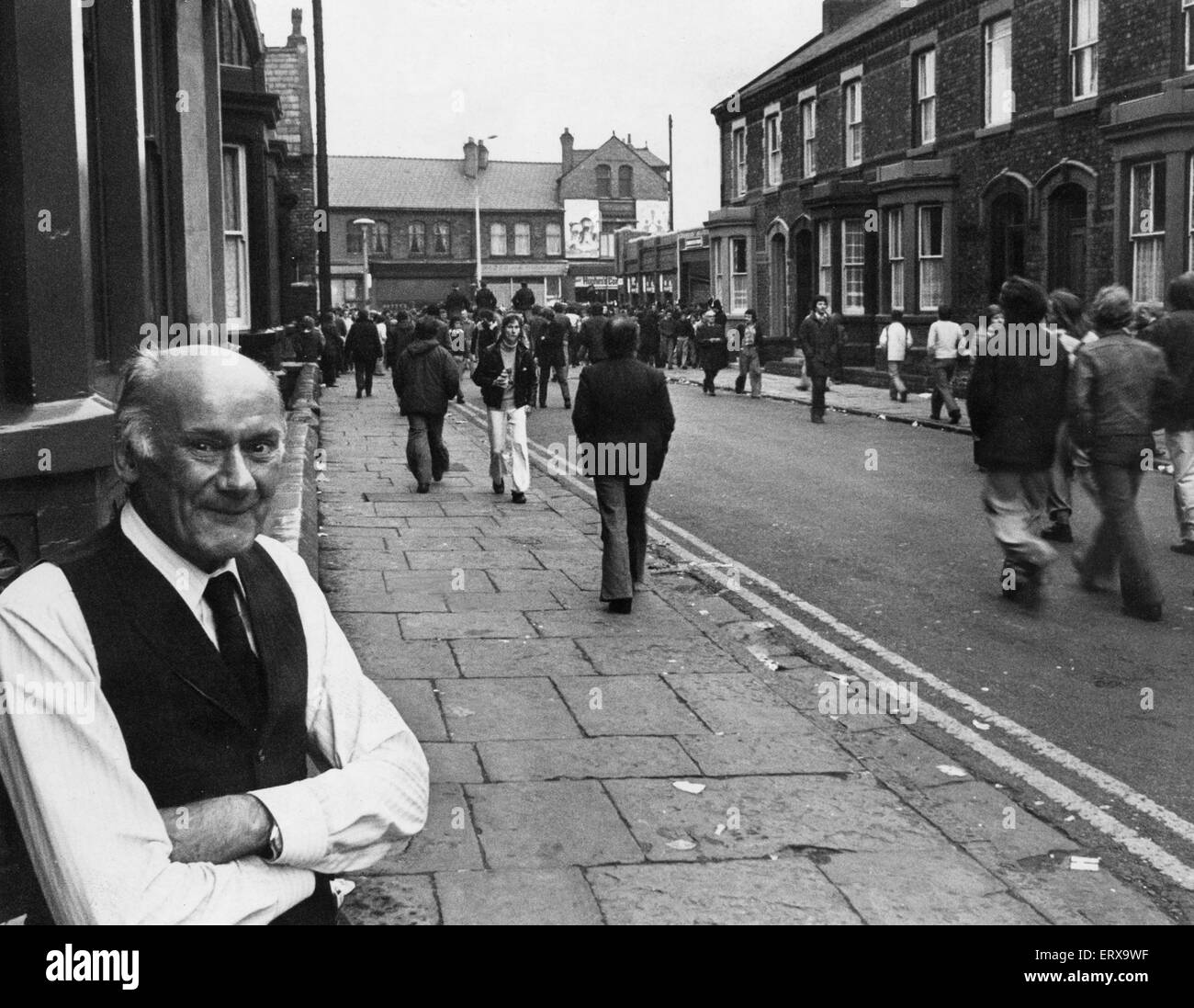 Herr Albert Langfield hier vor seinem Haus in Kemlyn Road zu sehen. Wie Fans ihren Weg an der Anfield Road zu sehen, die Liverpool V Manchester United übereinstimmen. 3. Mai 1977 Stockfoto