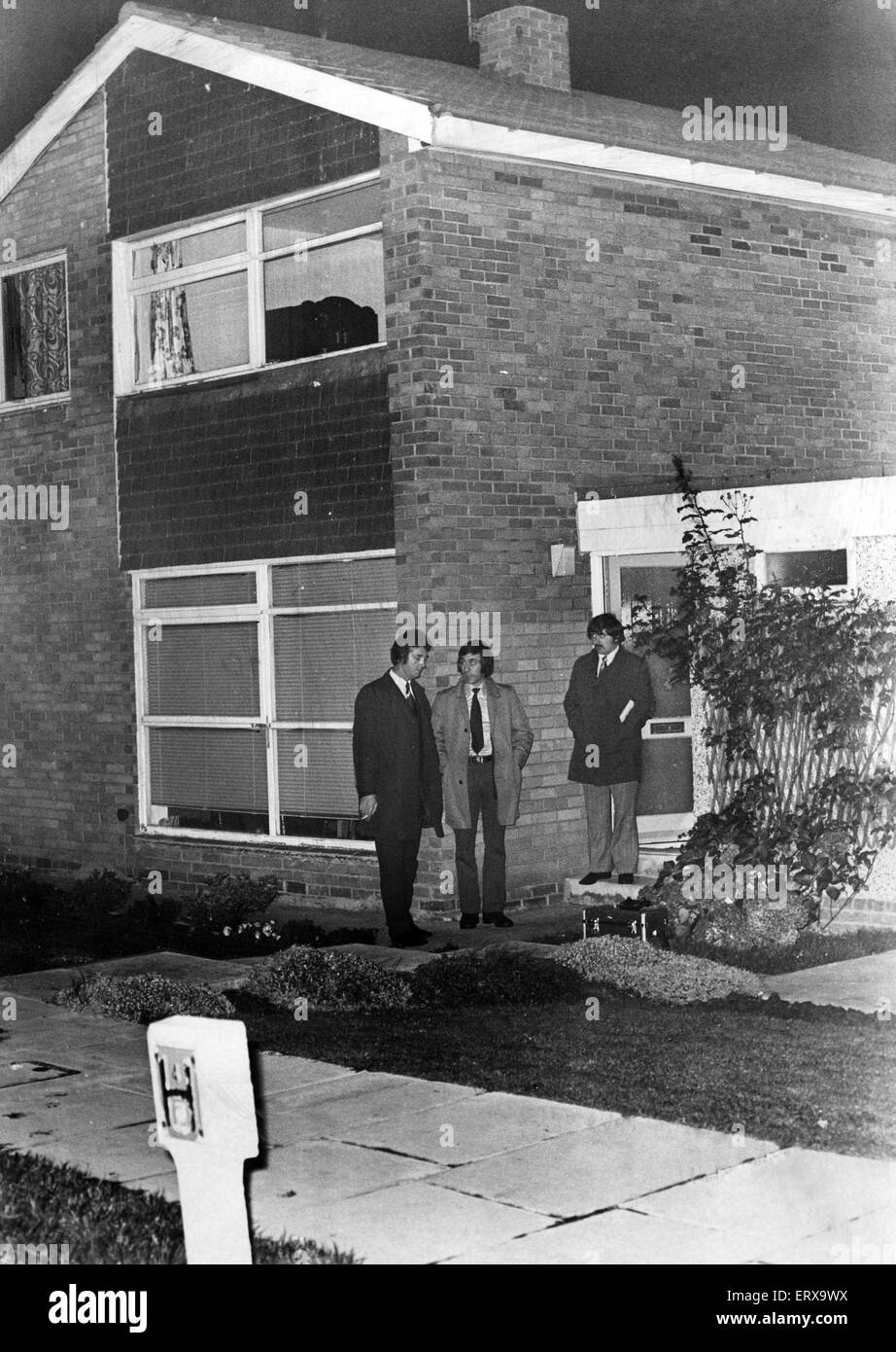 Polizei außerhalb Tatort, Wynburgh Antrieb, Southfield Lea, Cramlington New Town, 1973. Wo Keith Turner zu Tode geprügelt seine Mutter Georgina und Schwester Karen während einer rasenden Angriff auf ihre Familie zu Hause in Cramlington 1973. Der damalige 21-j hrige zugelassen Durchführung der Tötungen nach in eine "trivial Quarrel" mit seiner 18-j hrige Schwester verwickelt. Turner wurde gefangengesetzt für das Leben in Newcastle Crown Court im Jahr 1975 und war 19 Jahre hinter Gittern, bevor er in Lizenz veröffentlicht wurde. Stockfoto