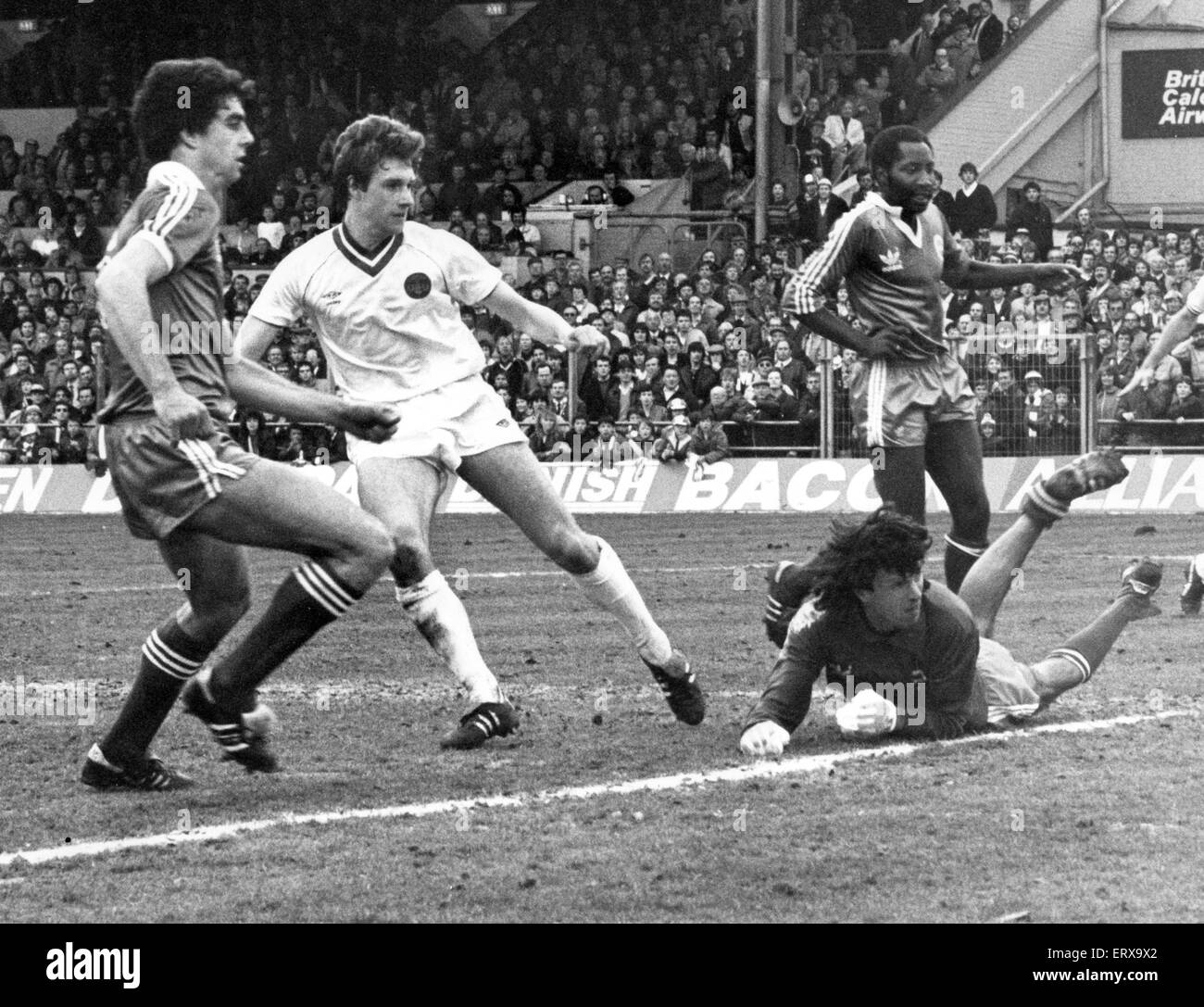 Everton-Fußballer, die Kevin Sheedy Gäste Torhüter Brighton Graham Mosely, seine Sie einen 1: 2-Sieg in englischen League Division One geben an der Goldstone Ground match. 9. April 1983. Stockfoto