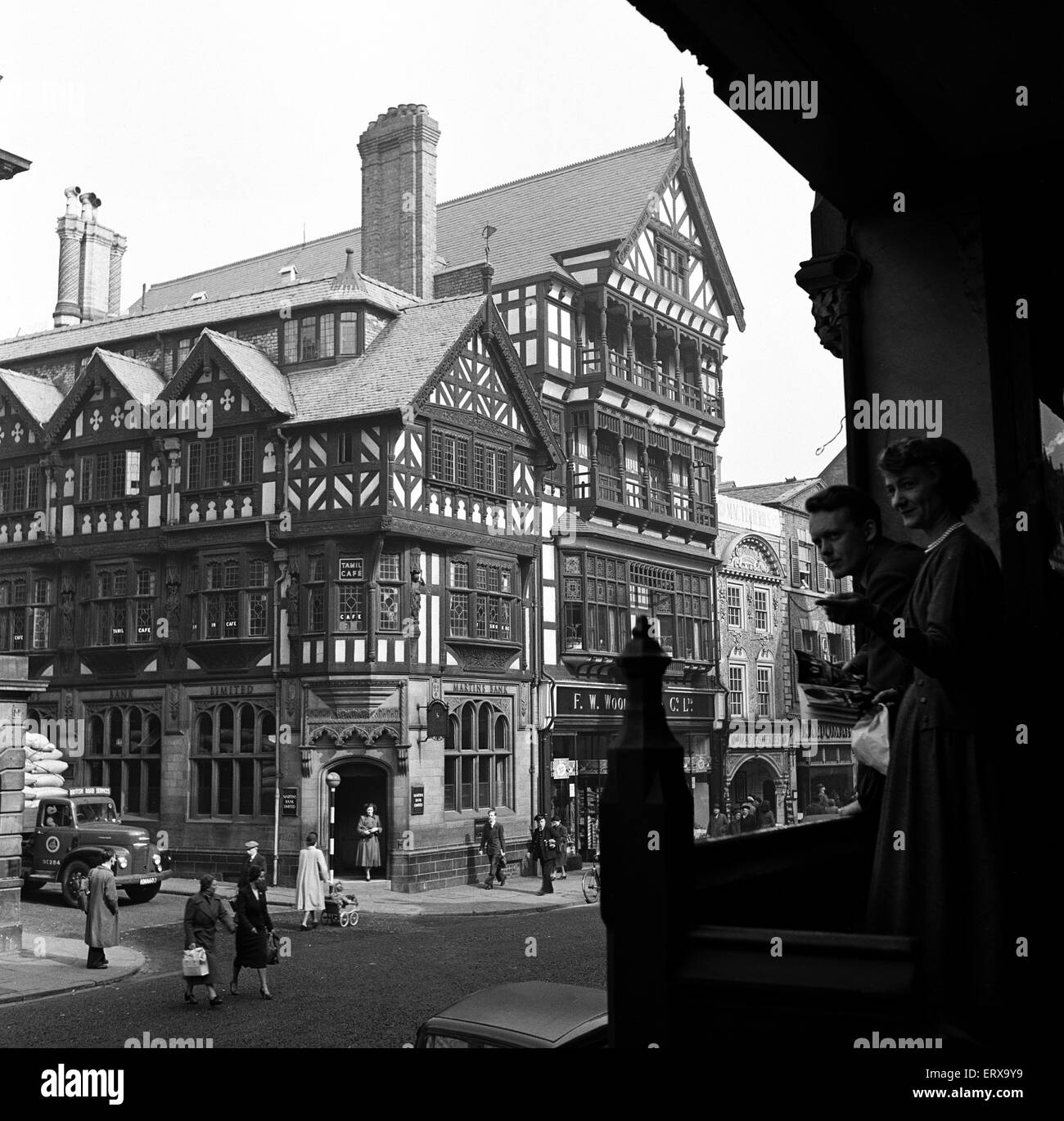 Straßenszenen in Chester, Cheshire. April 1953. Stockfoto