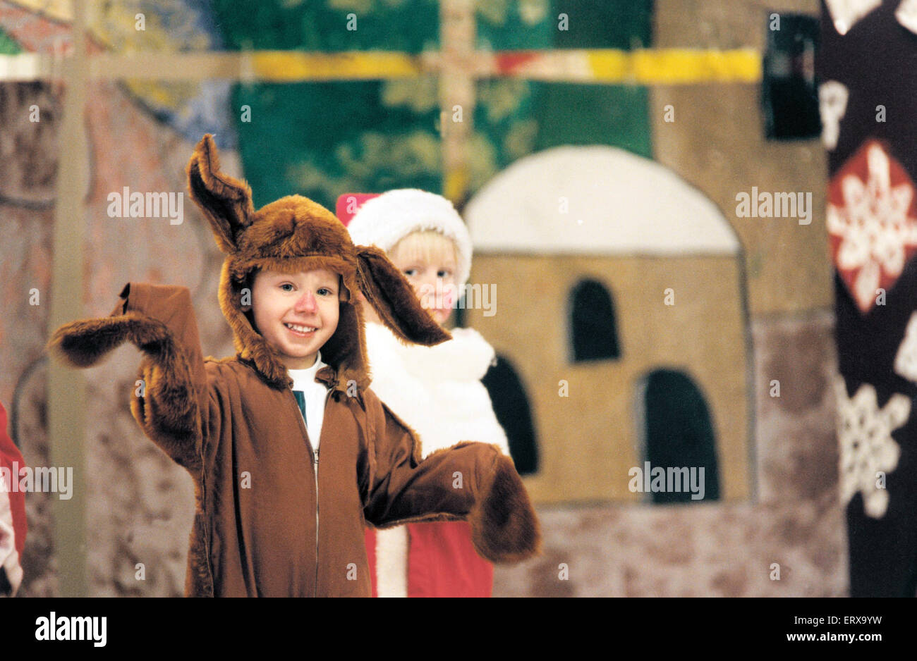 Daniel Holmes ist Rudolph und Stephen Davies Santa in der St. Albert Schule, Stockbridge Dorf. 15. Dezember 1995. Stockfoto