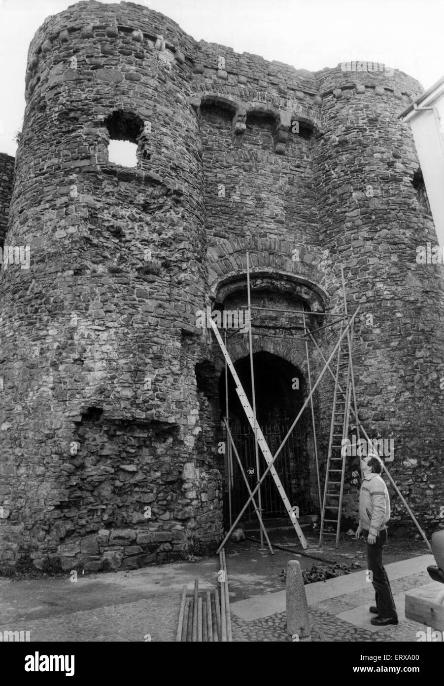 Geschlossenes Tor in Carmarthen Castle, Wales, 22. Januar 1985. Stockfoto