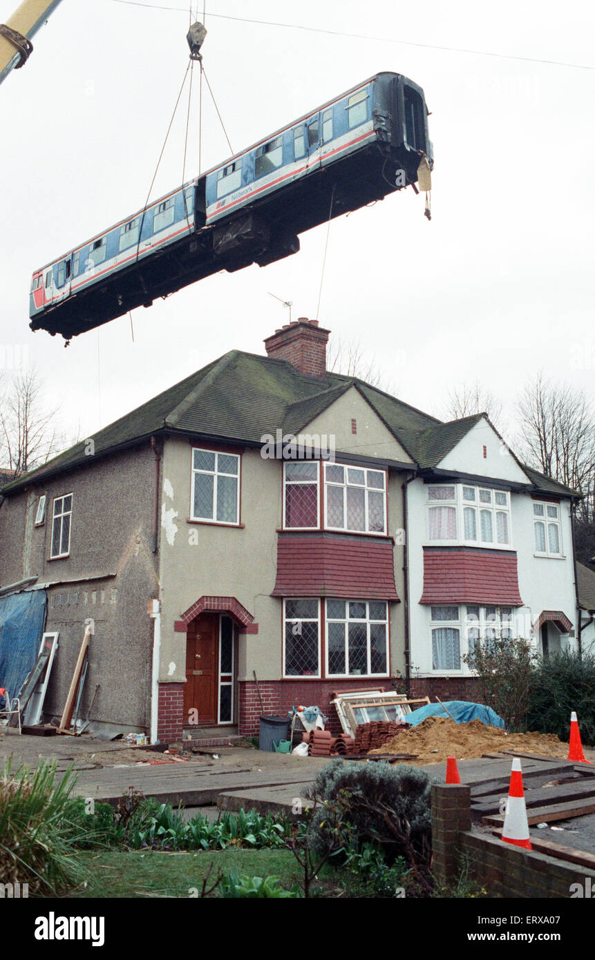 Purley Zugunglück am 4. März 1989 die 12:50 von Horsham hielten an Purley Bahnhof. Wie es die Station verlassen, es von der langsamen Linie gekreuzt, um die Linie fast planmäßig und um 13:39 wurde getroffen von hinten durch die folgenden 12:17 von Littlehampton, die ersten sechs Wagen des Zuges Littlehampton verließ die Strecke und die Böschung heruntergerollt, 5 Passagiere tötend und verletzen 88. Unser Bild zeigt: Die Wiederherstellung der Wagen des Zuges von der Böschung Littlehampton Stockfoto