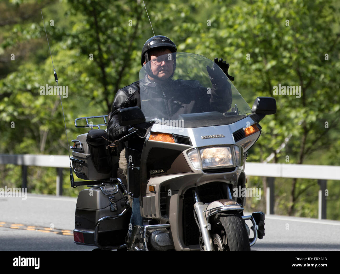 Motorrad Motorradfahrer winken in die Kamera. Stockfoto