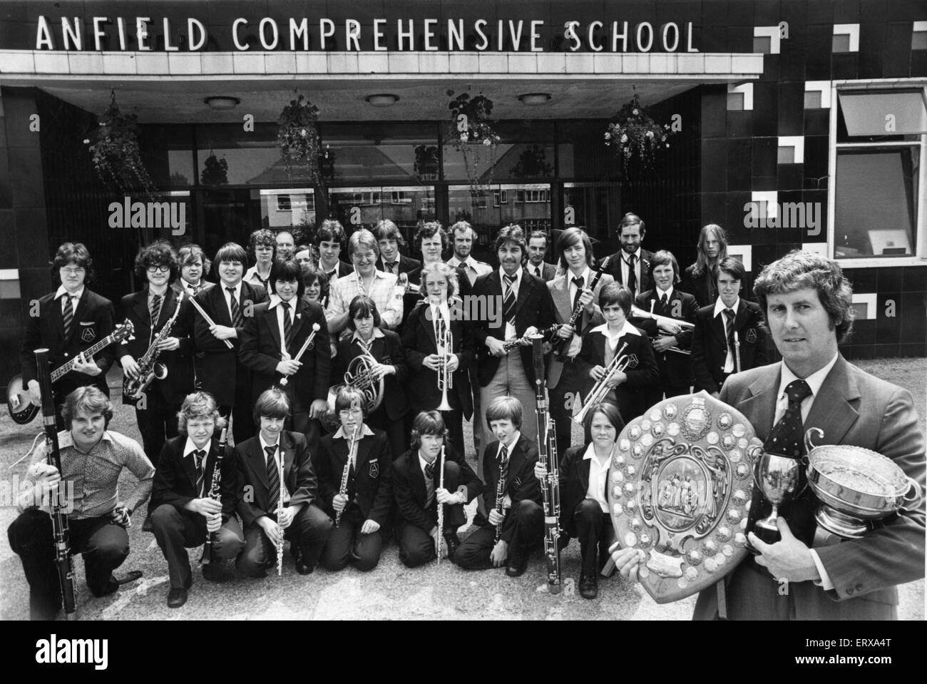 Mitglieder der prämierten Schulband Anfield umfassenden, Breckfield Park, Liverpool mit ihrem musikalischen Leiter John Flut hier gesehen. 25. Juni 1976 Stockfoto