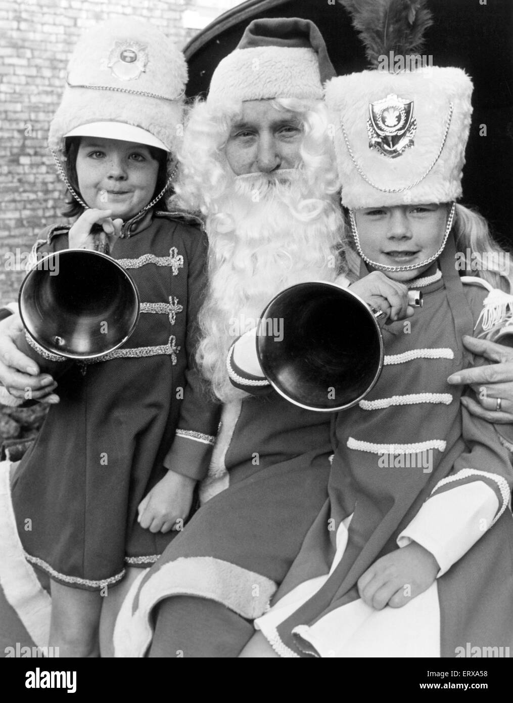 Der Weihnachtsmann kam in Middlesbrough bereit, seinen Posten in der Grotte im Binns Store im Zentrum Stadt zu nehmen. Er marschierte Linthorpe Weg, Middlesbrough, in den Laden und wurde von zwei Jugendlichen aus der juvenilen Jazzband begleitet. Lisa (links Stockfoto