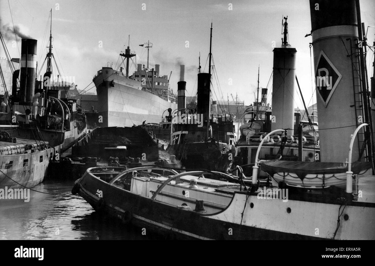 Eine überfüllte Szene am Sandon halbe Tide Dock, Liverpool. 9. März 1956. Stockfoto