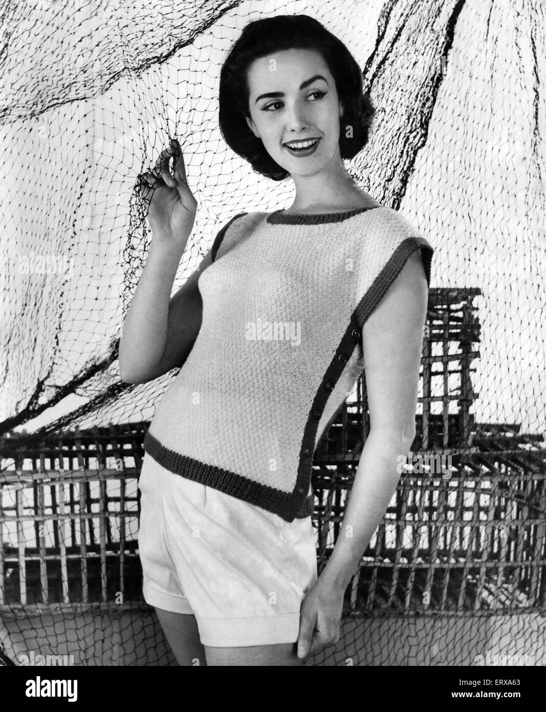 Eine Frau, die Modellierung von Strickwaren. Juli 1956 Stockfoto