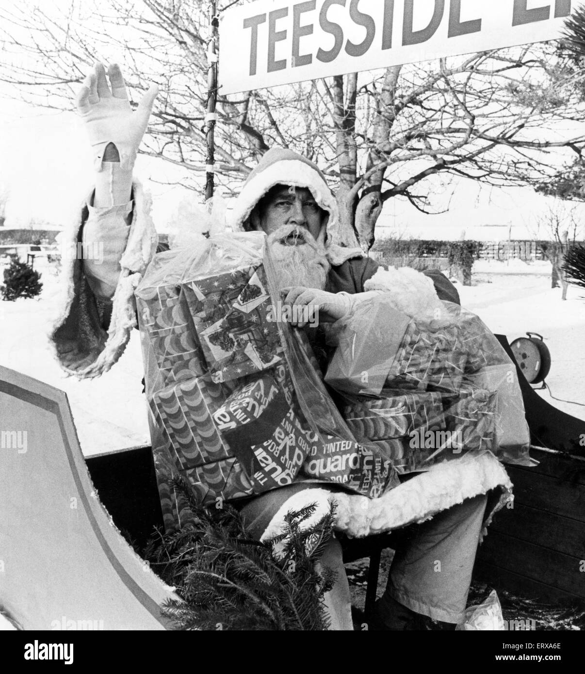 Eine Bande von 20 Jugendliche haben eine 61 Jahre alte Weihnachtsmann, der Weihnachten Freude in das Leben der Cleveland Kinder, 13. Dezember 1988 bringen wurde überfallen. Stockfoto