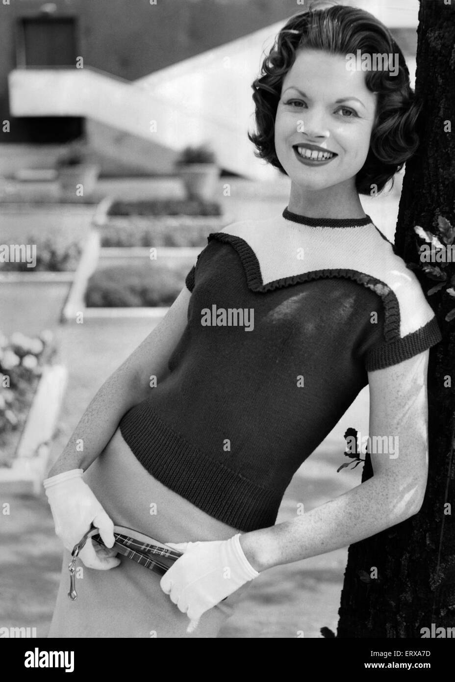 Eine Frau, die Modellierung von Strickwaren.  August 1956 Stockfoto