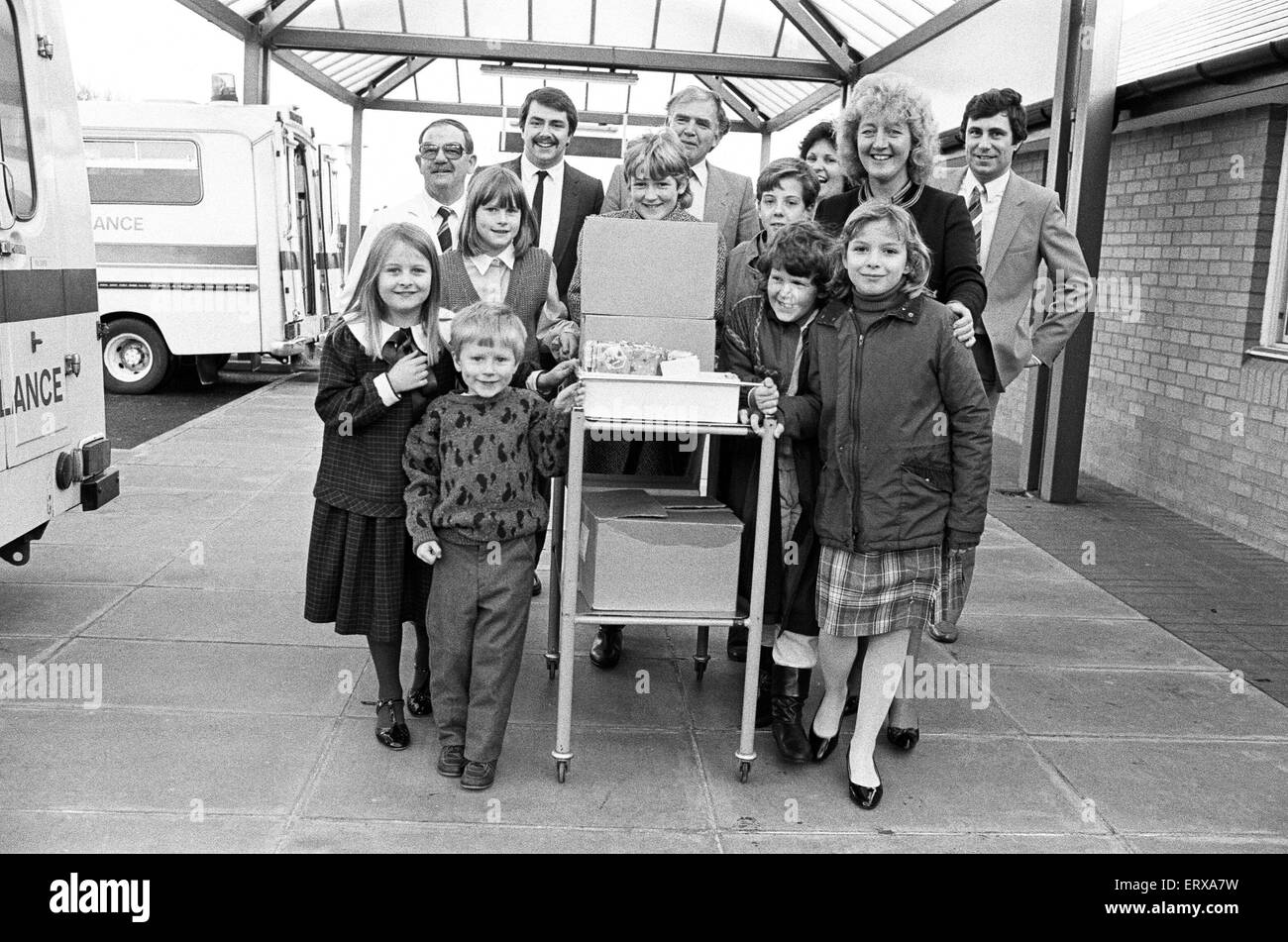 Kinder, Krankenhauspersonal und Administratoren helfen Huddersfield Krankenhaus Liga der Freunde Geschenke an Patienten mit Lukes Krankenhaus Corsland Moor liefern - Geschenke wurden auch Patienten bei Mill Hill (Dalton) und die HRI geliefert. 24. Dezember 1985. Stockfoto