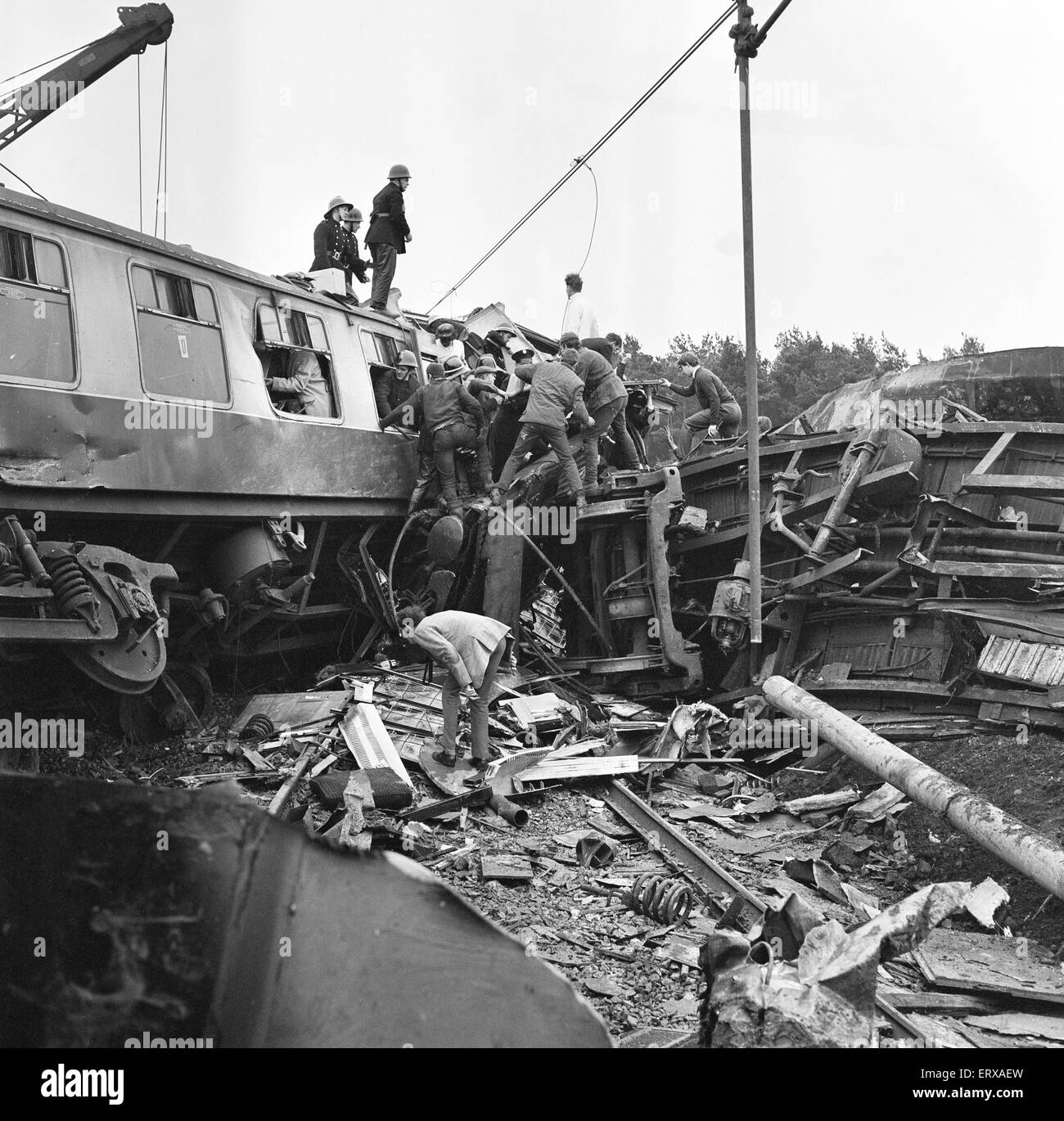 Hixon Schiene Abbruch ereignete sich am 6. Januar 1968 wenn auf kürzlich installierte automatische Bahnübergänge an Hixon, Staffordshire, England trainieren ein Tieflader Transporter mit ein elektrischen Transformator 150 Tonne von der 11.30 Intercity von Manchester nach Euston ausdrücklich getroffen wurde. Elf Menschen wurden getötet, mit 45 verletzt; sechs von ihnen schwer. Die bemerkenswert niedrigen Zahl der Todesopfer in diesem high-Speed-Kollision wurde durch die robuste Stahlkonstruktion für die Trainer und die erste Klasse Wagen an der Front, nur leicht belegt.  Unser Bild zeigt: Retter kämpfen, um den Opfern des c frei Stockfoto