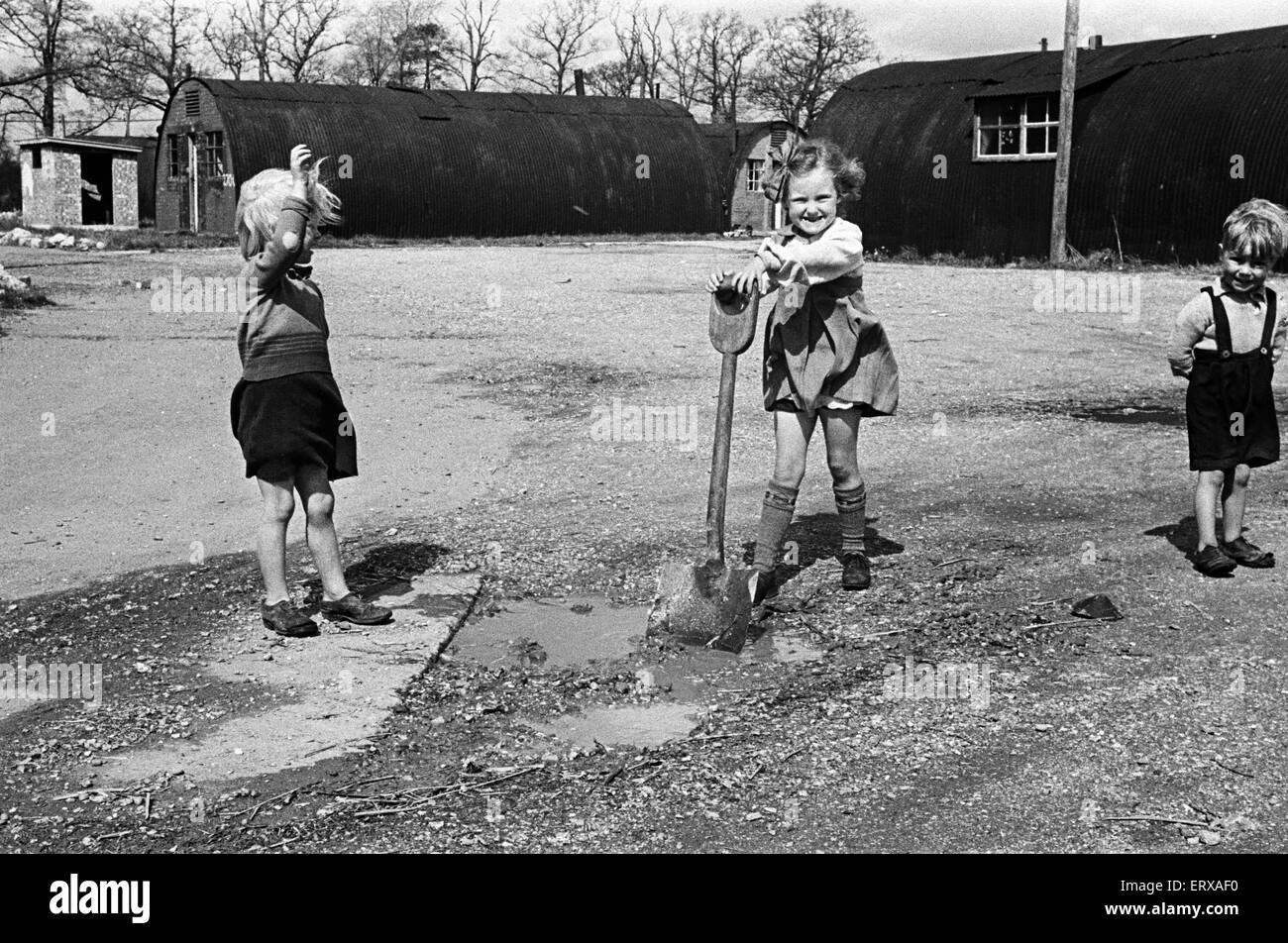 Drei kleine Kinder spielen in einem verlassenen Flugplatz. Mai 1947. Stockfoto