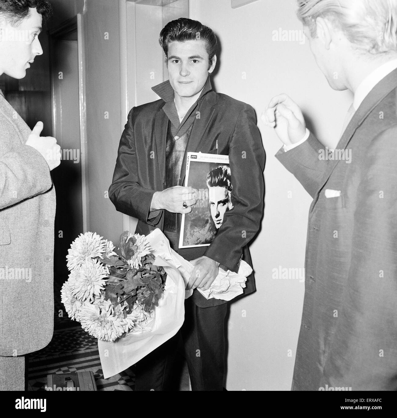 Vince Taylor, Roll & Roll Singer, besucht Julia Lockwood, Tochter der Schauspielerin Margaret Lockwood, am Ohr, Nase und Rachen Krankenhaus, Golden Square, London, 28h September 1960. Bewaffnet mit Blumenstrauß und pop Records. Stockfoto